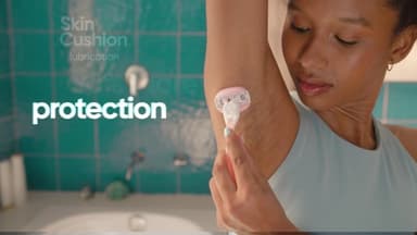 Gillette Venus Comfortglide Spa Breeze Women's Razor- 8 Blades, 3 built-in blades for a smooth, close shave that lasts